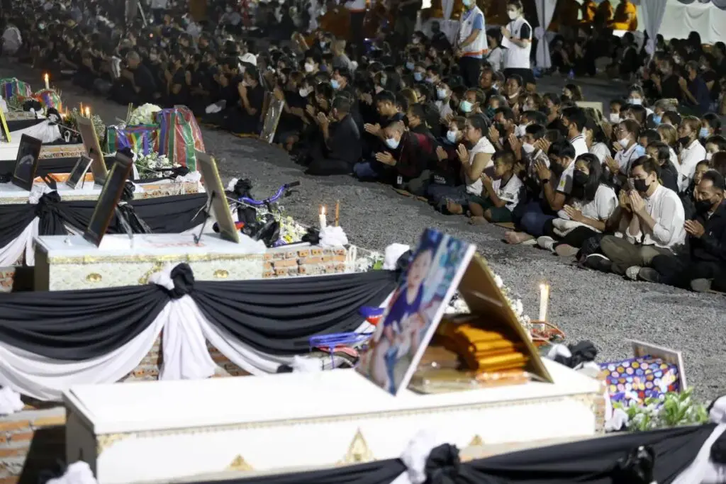 Los familiares dan el último adiós a las víctimas de la matanza en Tailandia