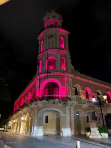 Monumentos se iluminan de rosa por lucha contra Cáncer de Mama