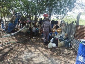 Autoridades desmantelan fábrica de bebidas adulteradas en Bahoruco