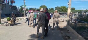 Incidente entre militar y haitiano interrumpe ventas en mercado binacional