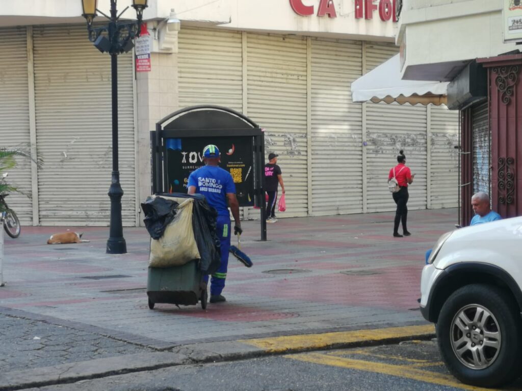 Ayuntamiento de Ciudad Colonial realizando barrido de sus calles