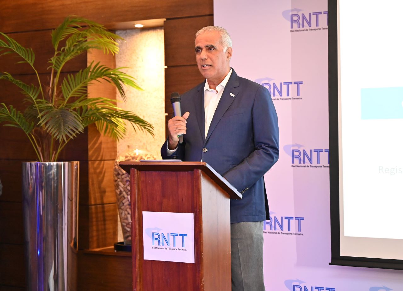 El presidente de la Red Nacional de Transporte Terrestre (RNTT), Armando Rivas, pronuncia las palabras centrales del acto.