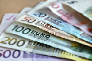 El euro cae por debajo de 1,04 dólares por la aversión al riesgo