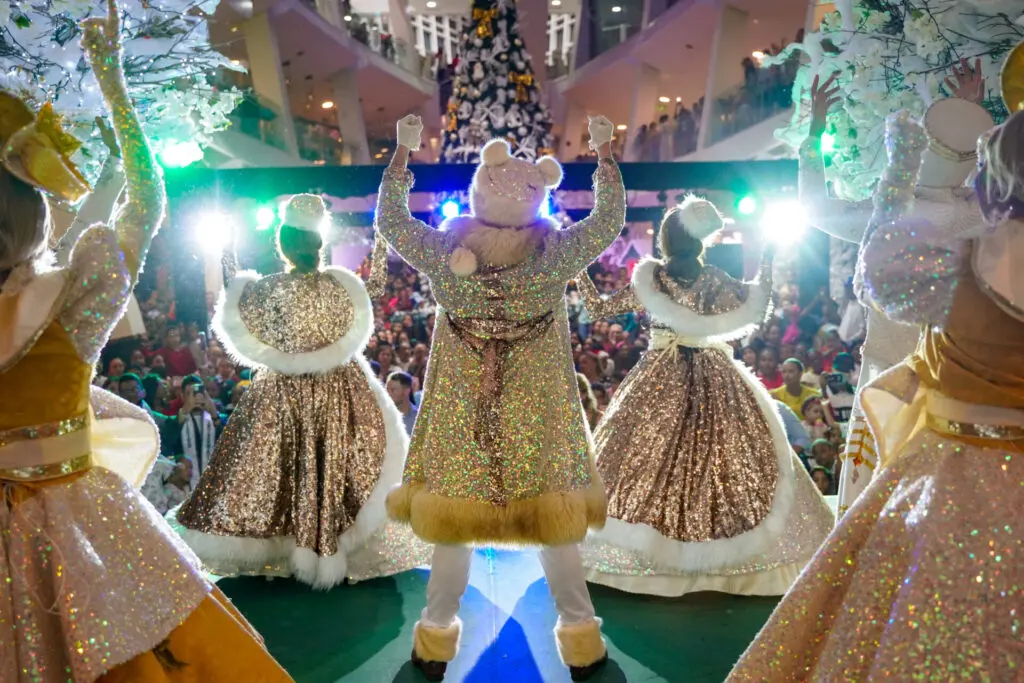 Acrópolis Business Mall se envuelve en la magia de una Blanca navidad