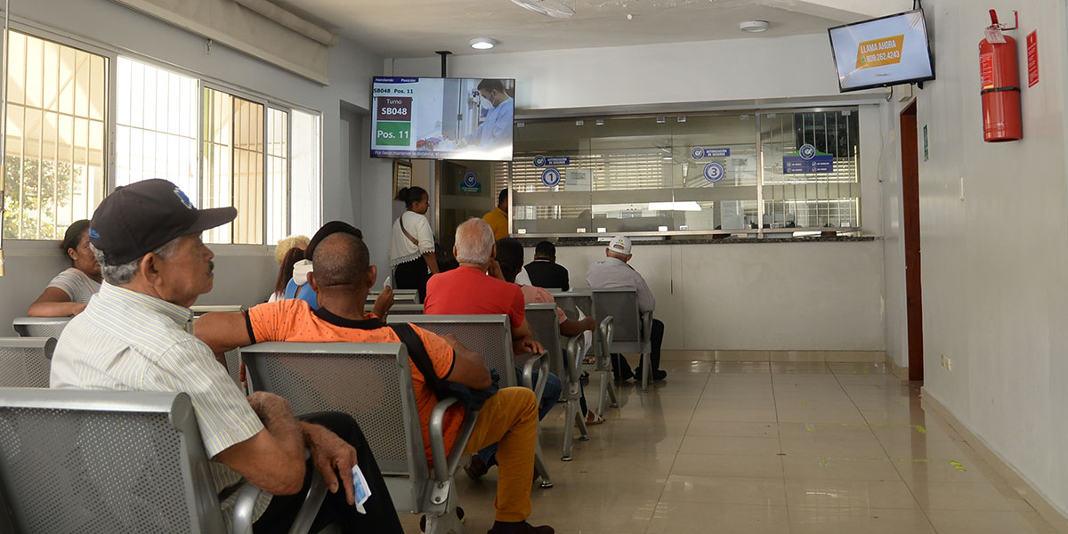 Sala de espera con pacientes que buscaron asistencia médica en un centro de salud privado de la capital. Félix de la Cruz