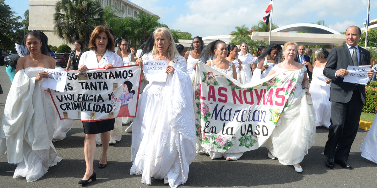 Un grupo de damas marchó en la UASD pidiendo el cese de la violencia contra la mujer. Félix de la Cruz