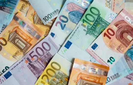 El euro se consolida alrededor de los 0,99 dólares
