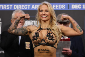 Campeona del mundo de boxeo muestra sus pechos durante una entrevista