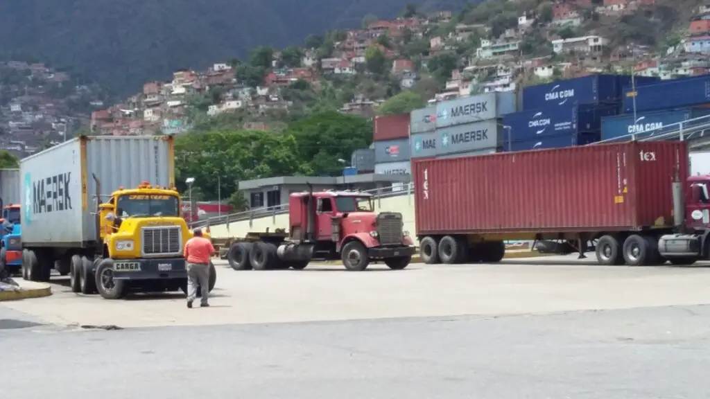 Haitiano secuestra camiones porque la Armada le retuvo embarcación
