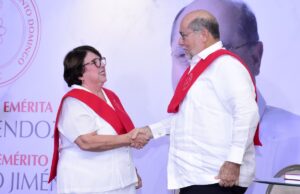 Los pasados decanos Leticia Mendoza y Raymundo Jiménez, de las Áreas de Ciencias Básicas y Ambientales y Ciencias de la Salud, respectivamente. FUENTE EXTERNA
