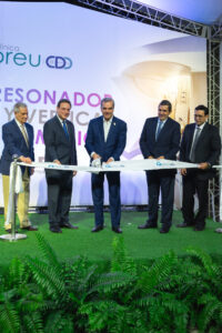 Doctor José Joaquín Puello, doctor Servio de Peña, presidente Luis Abinader, doctor Wilson Mourad y Jesus Fernandez. FUENTE EXTERNA