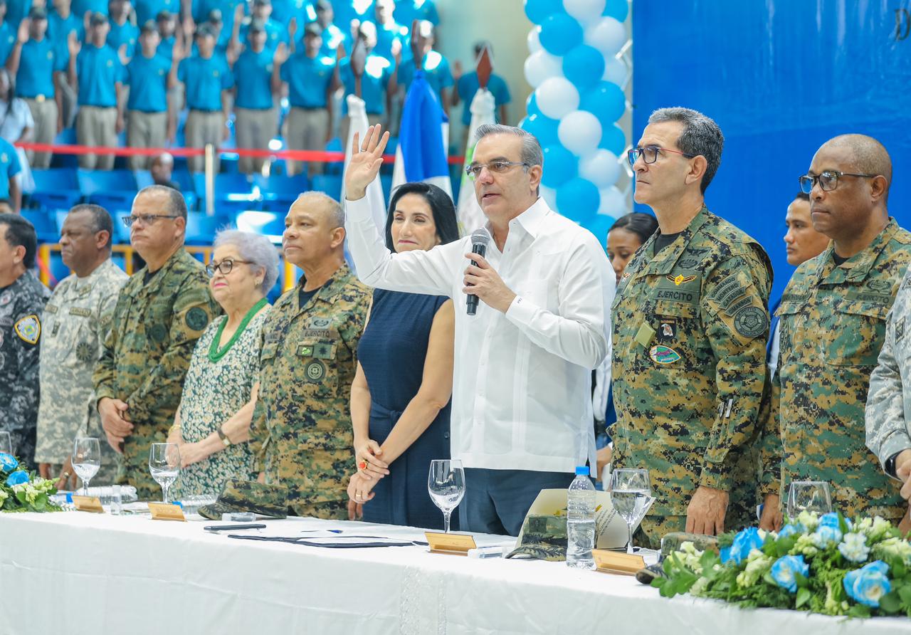 Presidente encabeza graduación de programa Servicio Militar Voluntario
