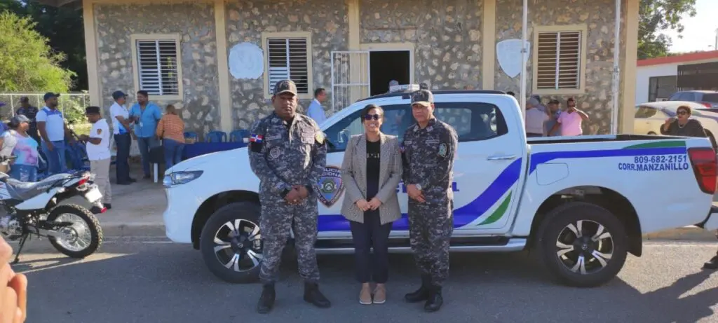 Policía entrega vehiculos para fortalecer seguridad en Montecristi