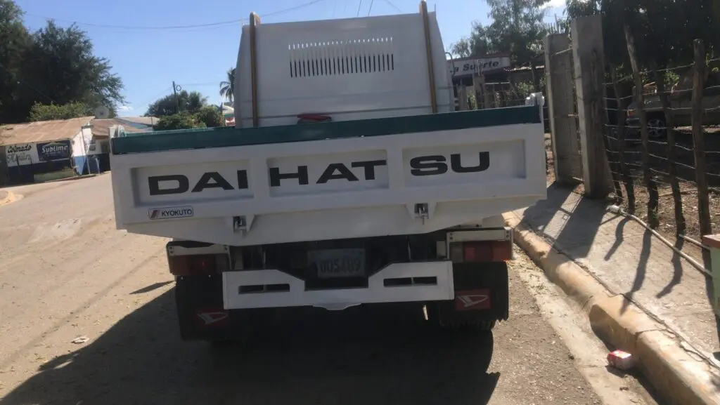 Detienen a tres haitianos en un camión reportado como robado