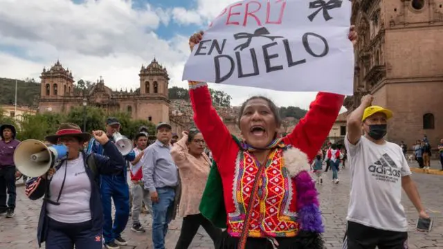 Protestan contra el "genocidio" en Perú en reunión previa a FITUR