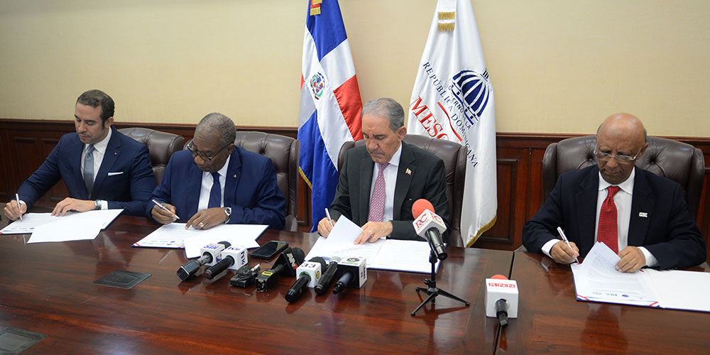 Franklín García Fermín del Mescyt, firmó un acuerdo de colaboración con los rectores de las universidades ISA, Utesa y UASD. Félix de la Cruz