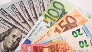 El euro acentúa su tónica negativa y cierra a 1,0839 dólares