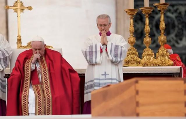 El Papa Francisco se sienta junto al ataúd del difunto Papa Emérito Benedicto XVI en la Plaza de San Pedro durante una misa fúnebre en el Vaticano, el jueves 5 de enero de 2023 - Créditos: @Andrew Medichini