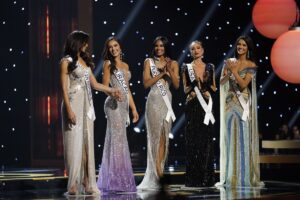 Misses ignoran a Miss USA tras coronación para consolar a República Dominicana