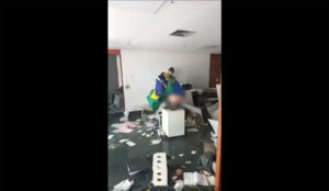 Captan a bolsonaristas con las nalgas al aire en asalto en Brasil