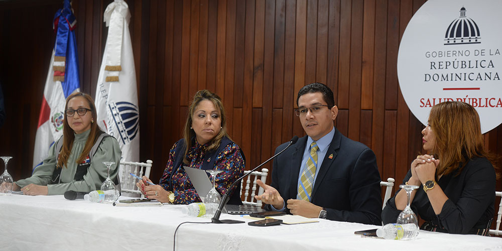 El viceministro de Salud Colectiva, Eladio Pérez, junto a otras autoridades del Ministerio de Salud Pública. Félix de la Cruz