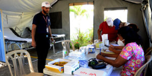 En el hospital móvil entregan medicamentos y realizan pruebas de cólera. Félix de la Cruz