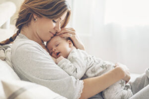 Para los especialistas estadounidenses, “descansar con un bebé en un sofá, sillón o cojín y quedarse dormido aumenta el riesgo de muerte infantil en un 67%”. (shutterstock)