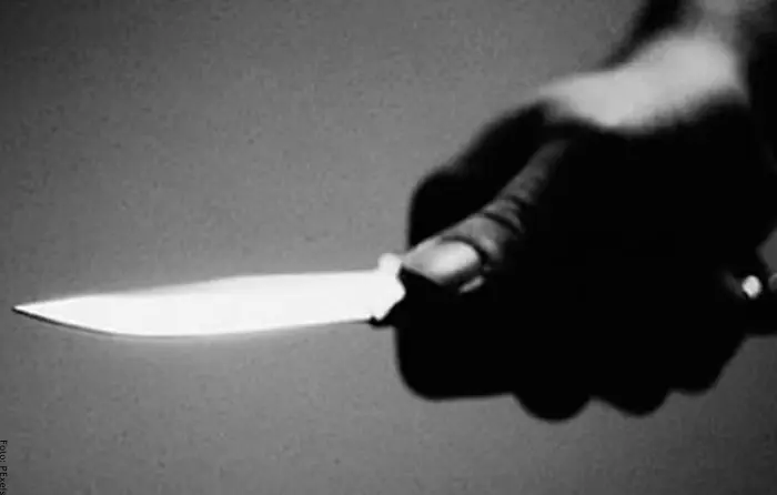 Mujer mata policía de puñalada al cuello en SPM