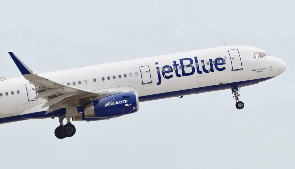 Vuelo de Jet Blue que salió desde Santiago aterrizó en AILA por falla