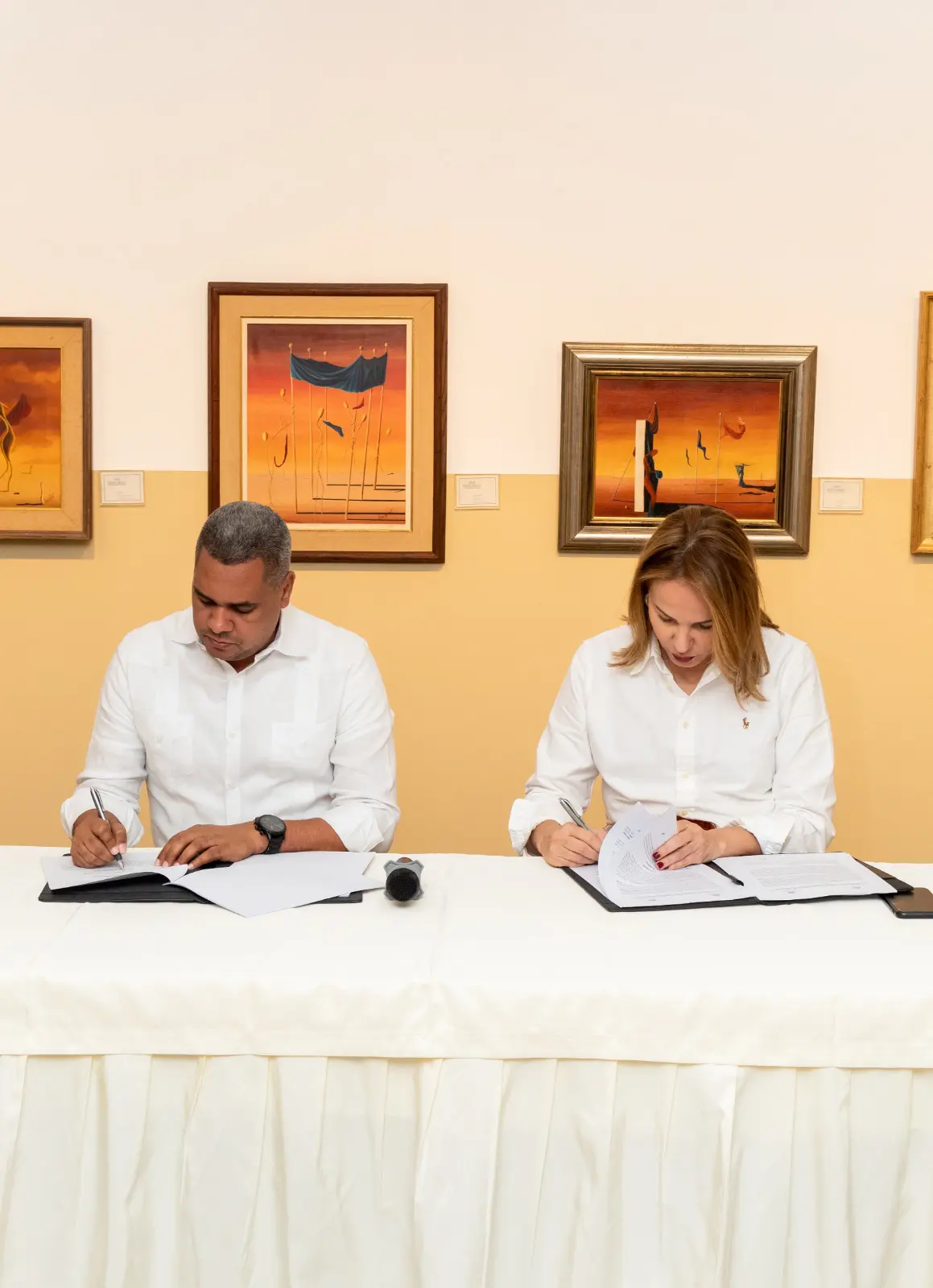 Instituciones firman acuerdo para manejo de paquetería y sellos