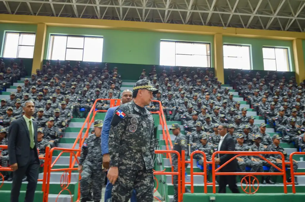 Director PN supervisa ensayo agentes para desfile militar el 27 de febrero
