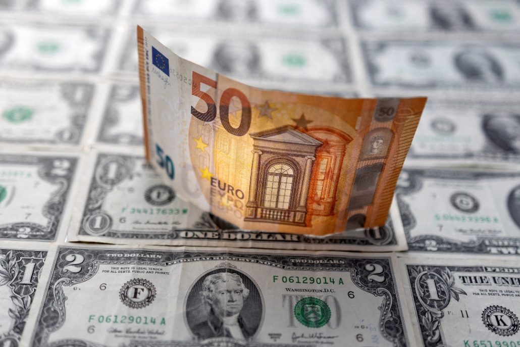 El euro sube hasta 1,07 dólares