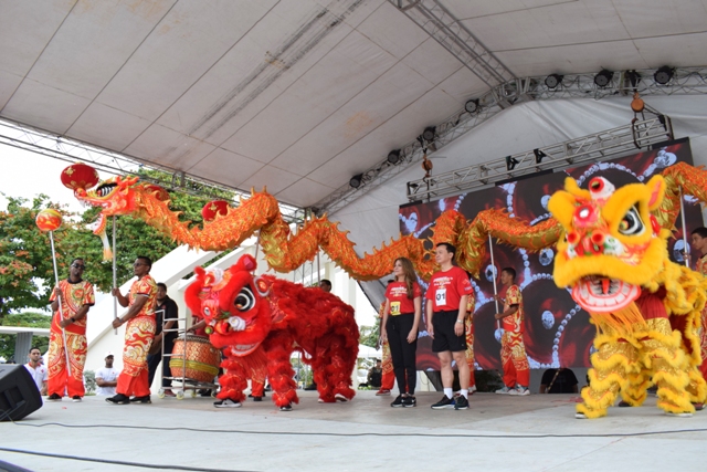 Al centro, la alcaldesa Carolina Mejía y el embajador Zhang Run junto a los leones y el dragón chino. FUENTE EXTERNA