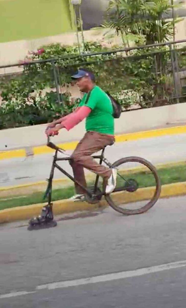 Hombre usa patín de rueda delantera de su bicicleta en Venezuela