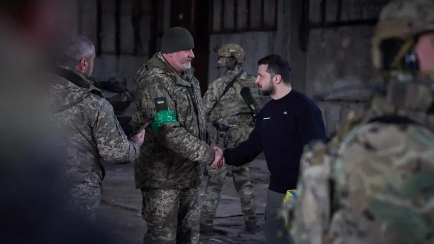 Zelenski visita a las tropas que defienden Bajmut