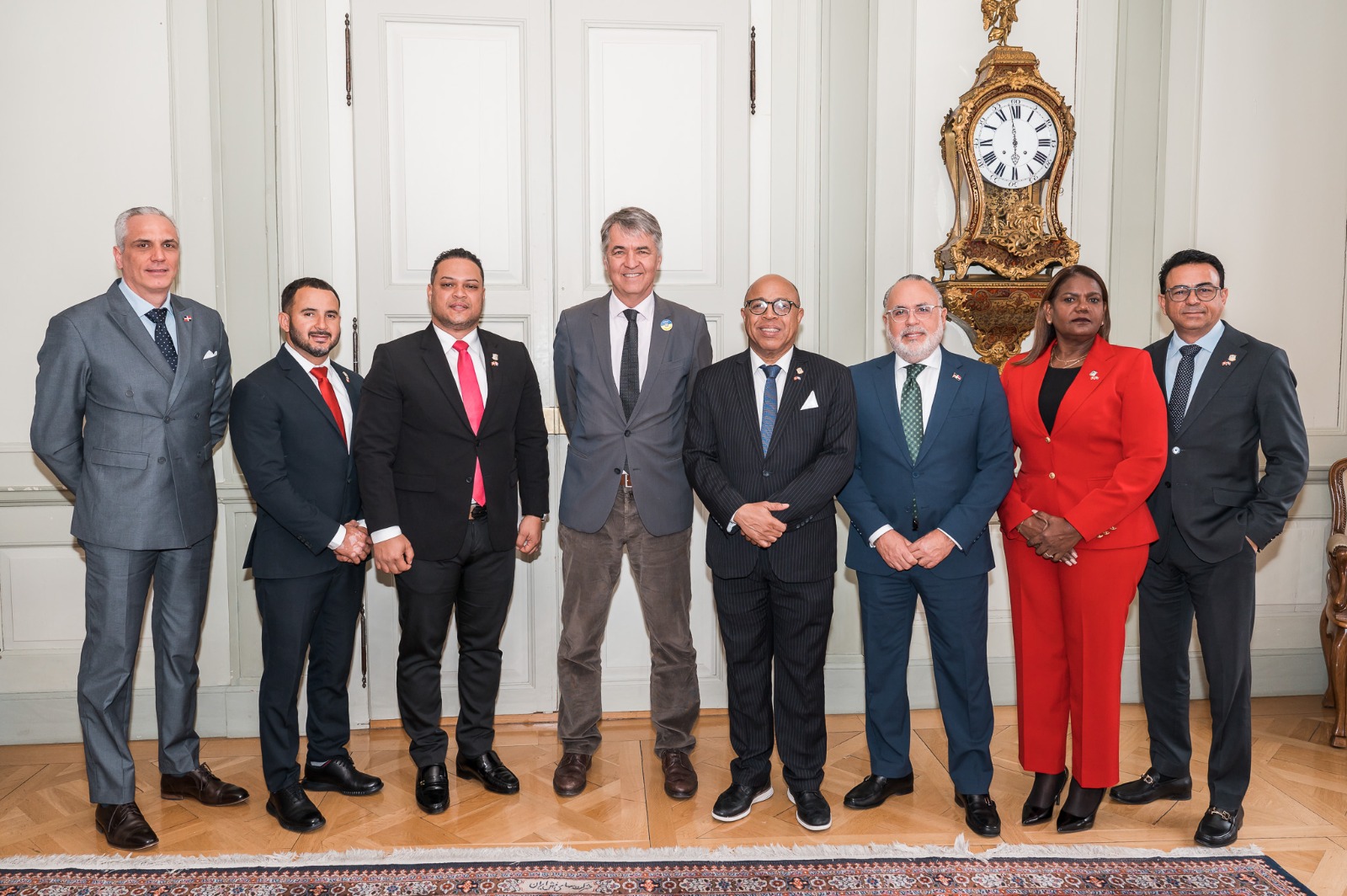 Embajador suizo recibe delegación de diputados dominicanos