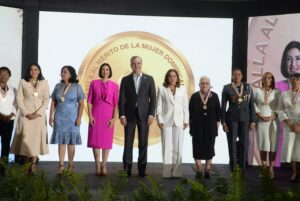 Abinader y ministra entregan Medalla al Mérito a 14 dominicanas