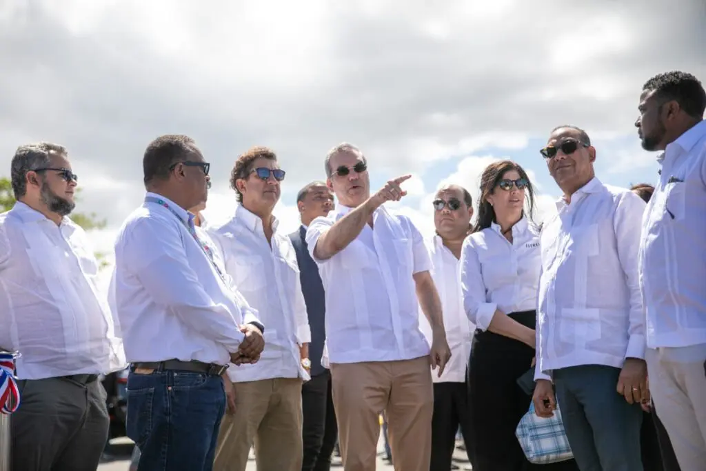 Presidente de la República, Luis Abinader, junto al ingeniero Manuel Estrella y otras personalidades en el acto inaugural del muelle de Sabana de la Mar