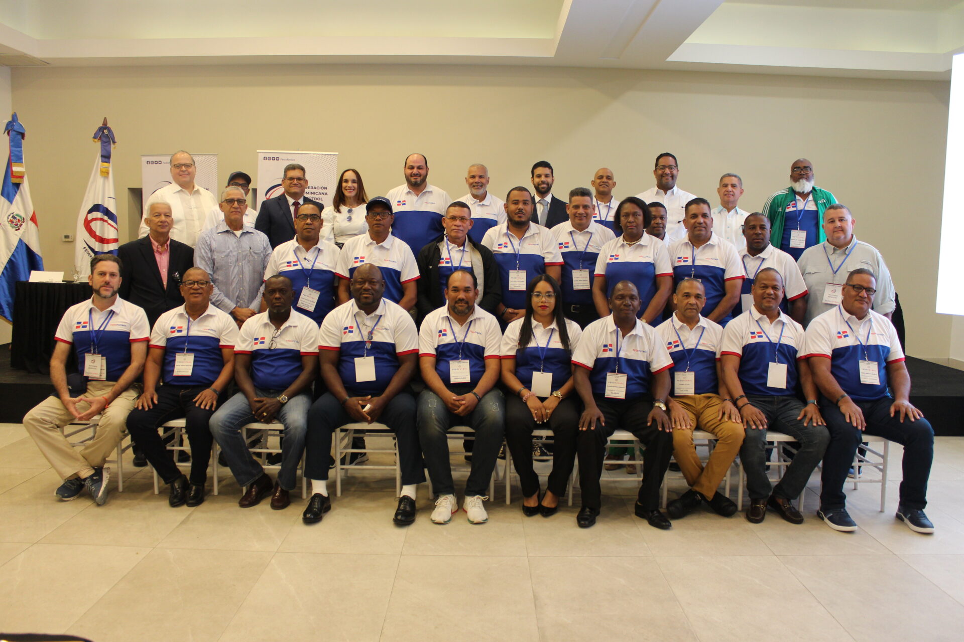 Miembros del Comité Ejecutivo junto a los presidentes de asociaciones provinciales y representantes de la LDF