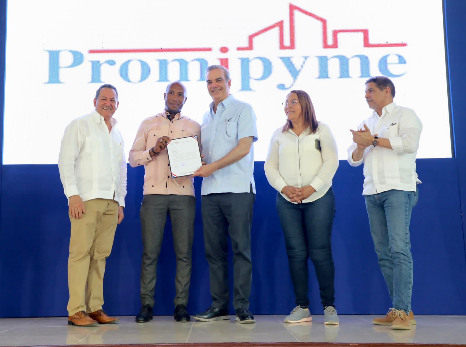 Abinader entrega RD$ 67 millones a emprendedores en San Juan