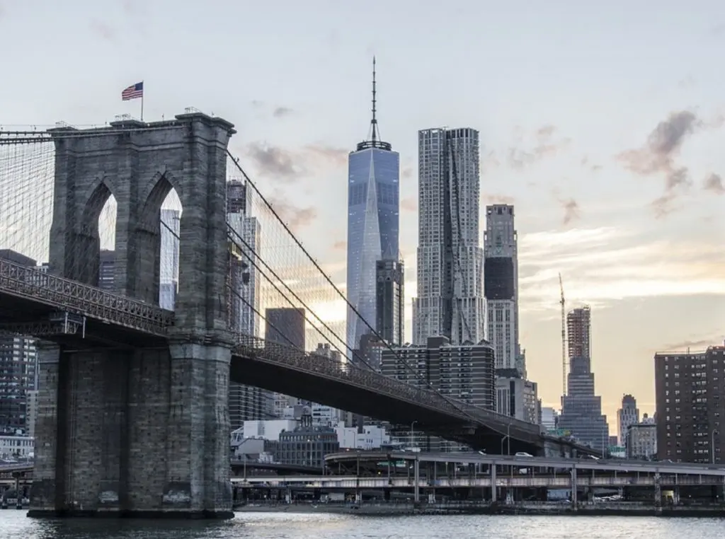 El emblemático Puente de Brooklyn de Nueva York cumple 140 años
