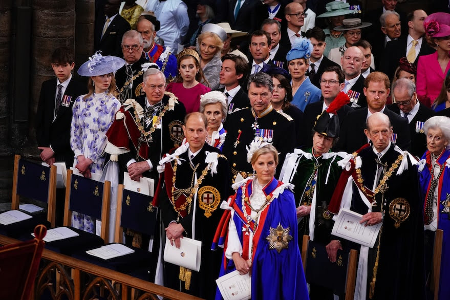 El Príncipe Harry relegado e ignorado en la coronación del Rey Carlos III