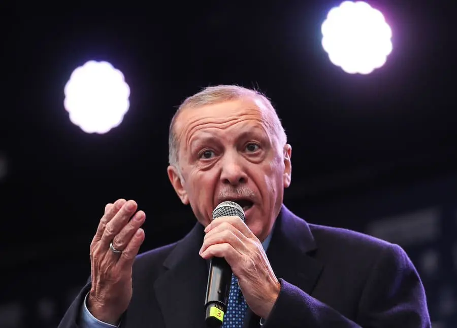 Erdogan termina campaña electoral con multitudinario rezo en Santa Sofia