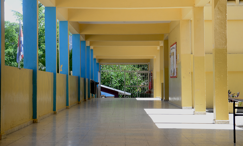 Los pasillos de una escuela del Distrito Nacional en horario de clases, sin estudiantes ni profesores. Luidis Tapia