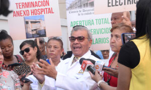 El doctor Senén Caba, junto a algunos de los manifestantes. Félix de la Cruz