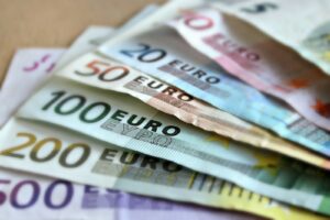 El euro recupera terreno y sube a 1,0974 dólares