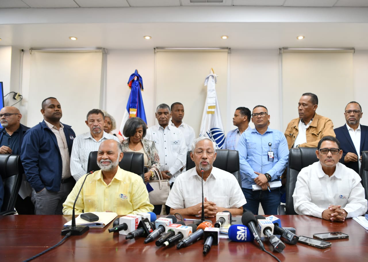La reunión entre los representantes de la ADP y el ministro de Educación,Ángel Hernández, se realizó a puertas cerradas. Luduis Tapia