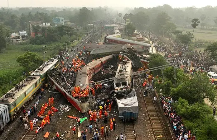 288 muertos en el peor accidente de tren del siglo XXI en la India
