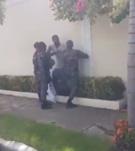 Video: Joven se pelea a las trompadas con tres policías