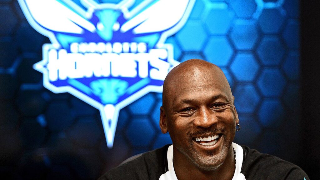 Michael Jordan vendió al Charlotte Hornets por 3 mil millones de dólares